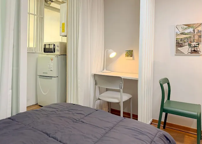 31hongdae Station Area, Yeonnam, Hongdae Street, 15 Minutes From Itaewon, Single Accommodation, Fully Furnished